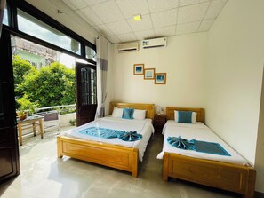 Habitación triple | Minibar, caja fuerte, escritorio y espacio para trabajar con un portátil