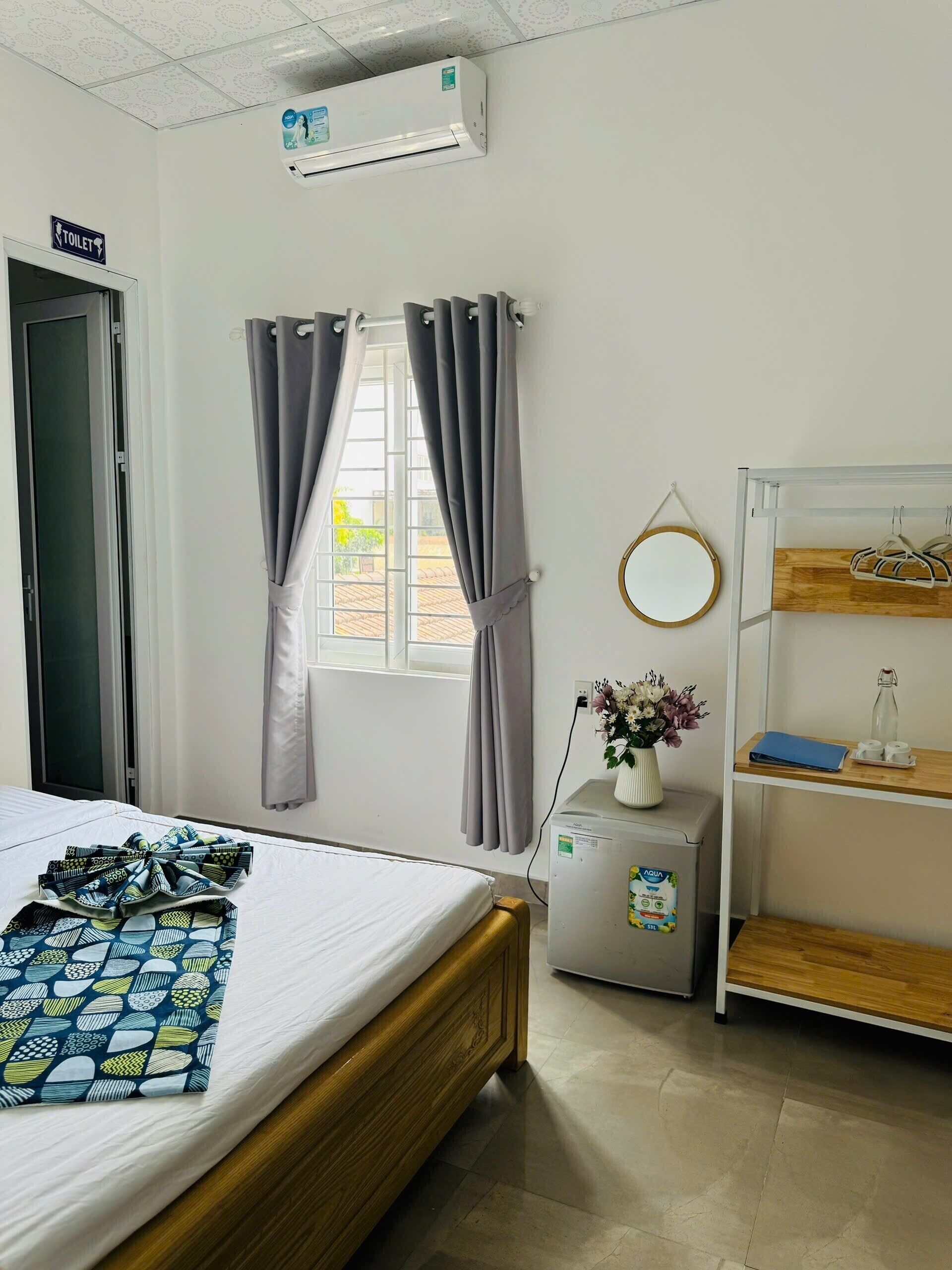 Minibar, caja de seguridad en la habitación y escritorio 