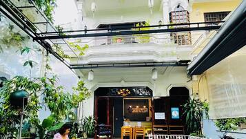 Vista frontal de la propiedad