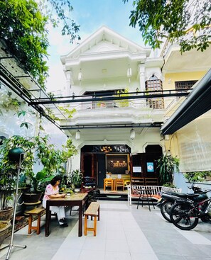 Front of property - Shark Hotel - Hostel (Hue)