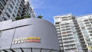 A modern building with a curved facade and multiple balconies. - Sekinchan Seaview Homestay (Sekinchan)
