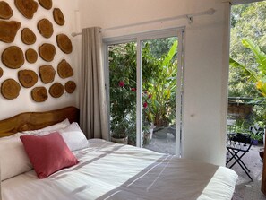 Estudio, balcón | Escritorio, tabla de planchar con plancha y wifi gratis 