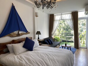 Escritorio, tabla de planchar con plancha y wifi gratis 