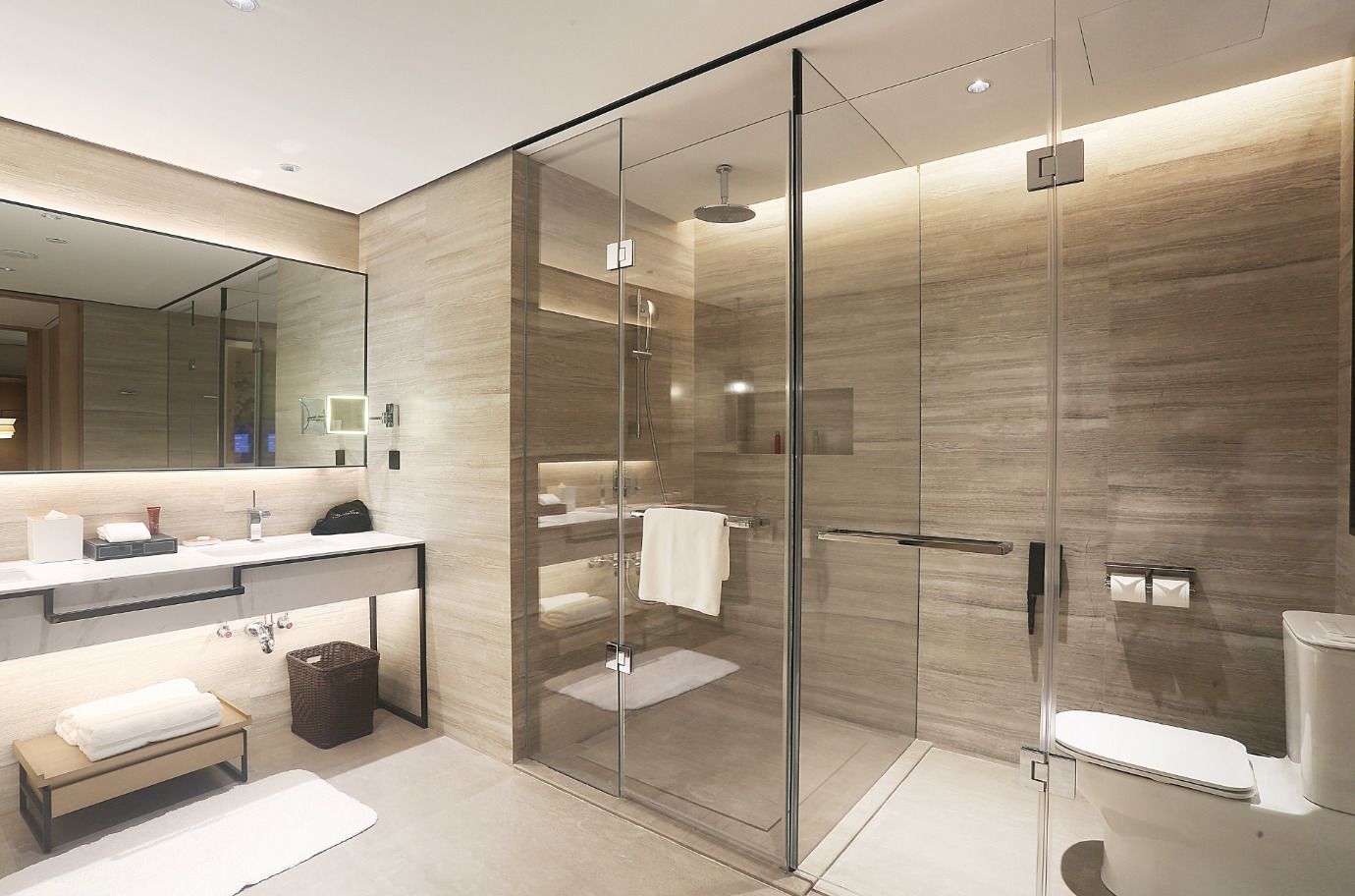 Bộ đồ giường cao cấp, chăn bông, minibar, két bảo mật tại phòng 