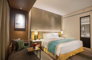 Deluxe tweepersoonskamer, 1 kingsize bed | Luxe beddengoed, donzen dekbedden, een minibar, een kluis op de kamer