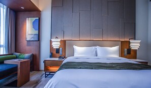 Deluxe tweepersoonskamer, 1 kingsize bed | Luxe beddengoed, donsdekens, een minibar, een kluis op de kamer