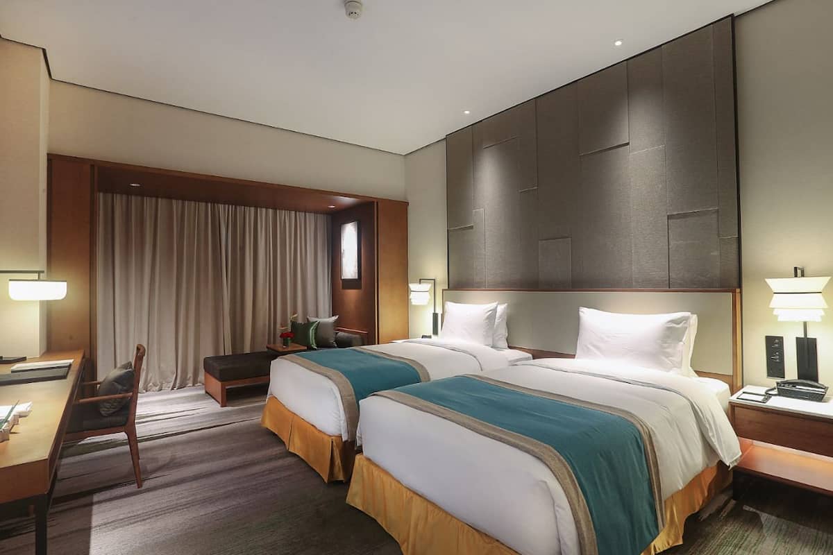 Premium bedding, down duvets, minibar, in-room safe