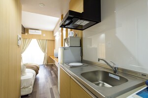 Frigorífico, microondas y placa de cocina