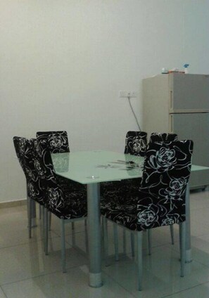 In-room dining - Elessandra 3 Storey 5 Rooms (George Town)