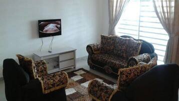 Family House, 5 Bedrooms, Non Smoking | Living room | Flat-screen TV