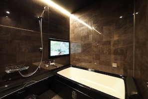 Suite Junior, salle de bain privée | Salle de bain | Séchoir à cheveux, pantoufles, toilette dotée d'un bidet électronique