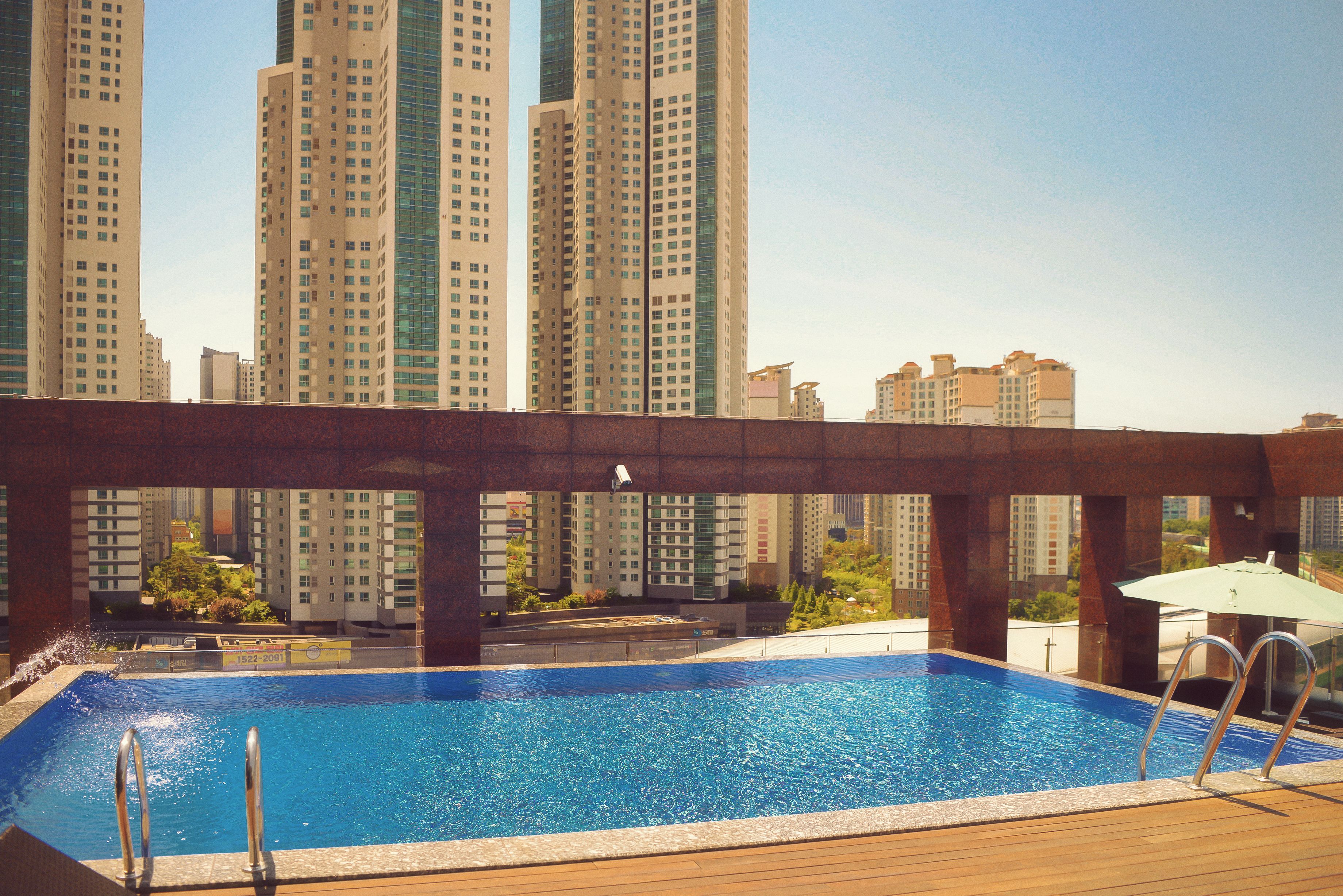 시즌별로 운영되는 야외 수영장