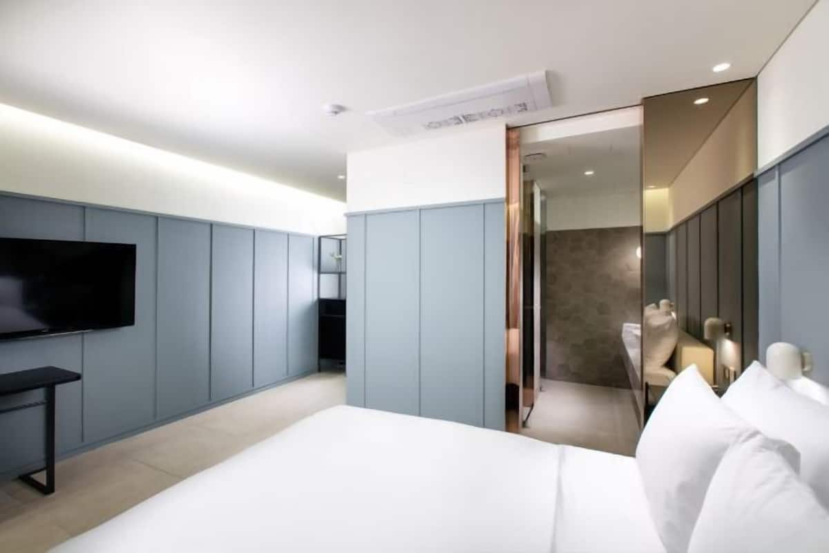 1 bedroom, in-room safe, desk, soundproofing