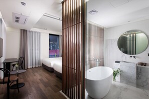 ของใช้ในห้องน้ำฟรี, ไดร์เป่าผม, เสื้อคลุมอาบน้ำ, รองเท้าสวมภายในห้อง