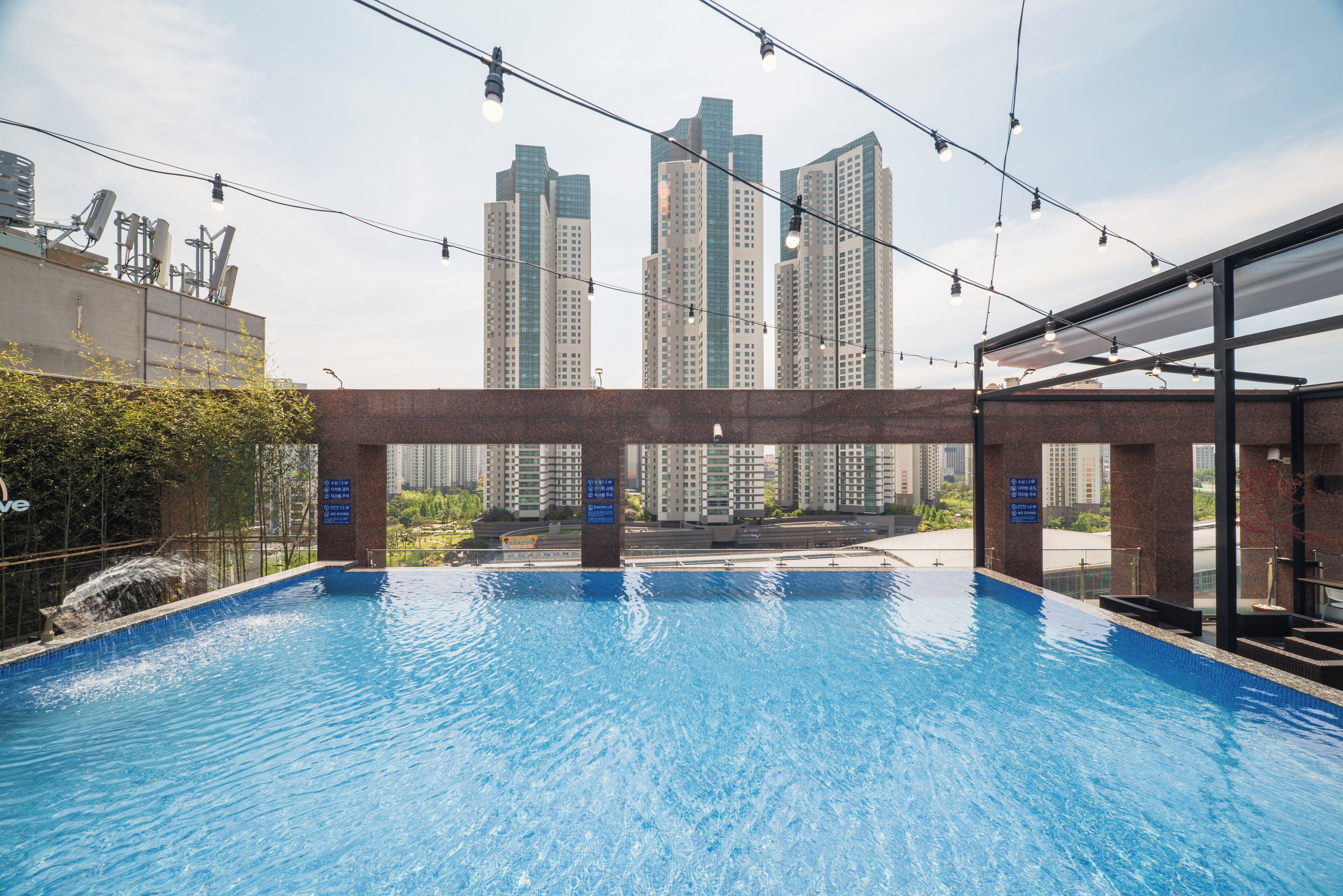 Una piscina con vista a altos edificios al fondo.