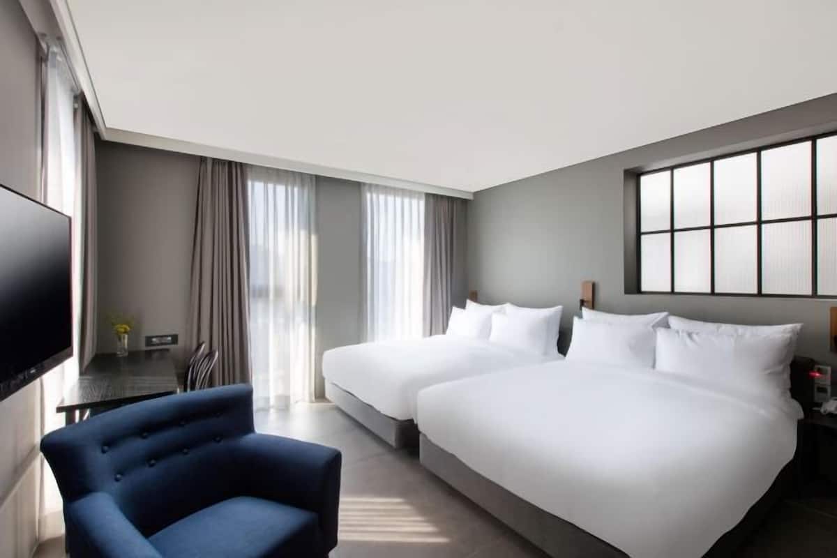 1 bedroom, in-room safe, desk, soundproofing