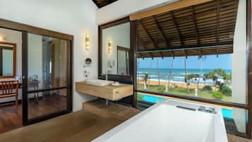 Suite, vistas al mar | Baño | Ducha y cabezal de ducha tipo lluvia