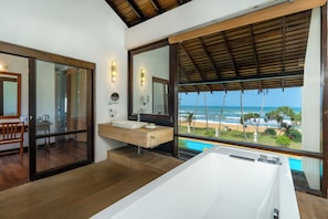 Suite, vue sur lâocĂ©an | Salle de bain | Douche, douche cascade, articles de toilette (gratuits)