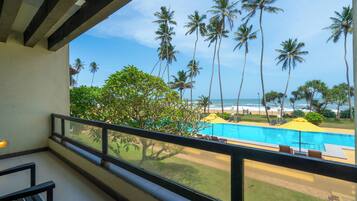 Executive Suite | Living room | Flat-screen TV