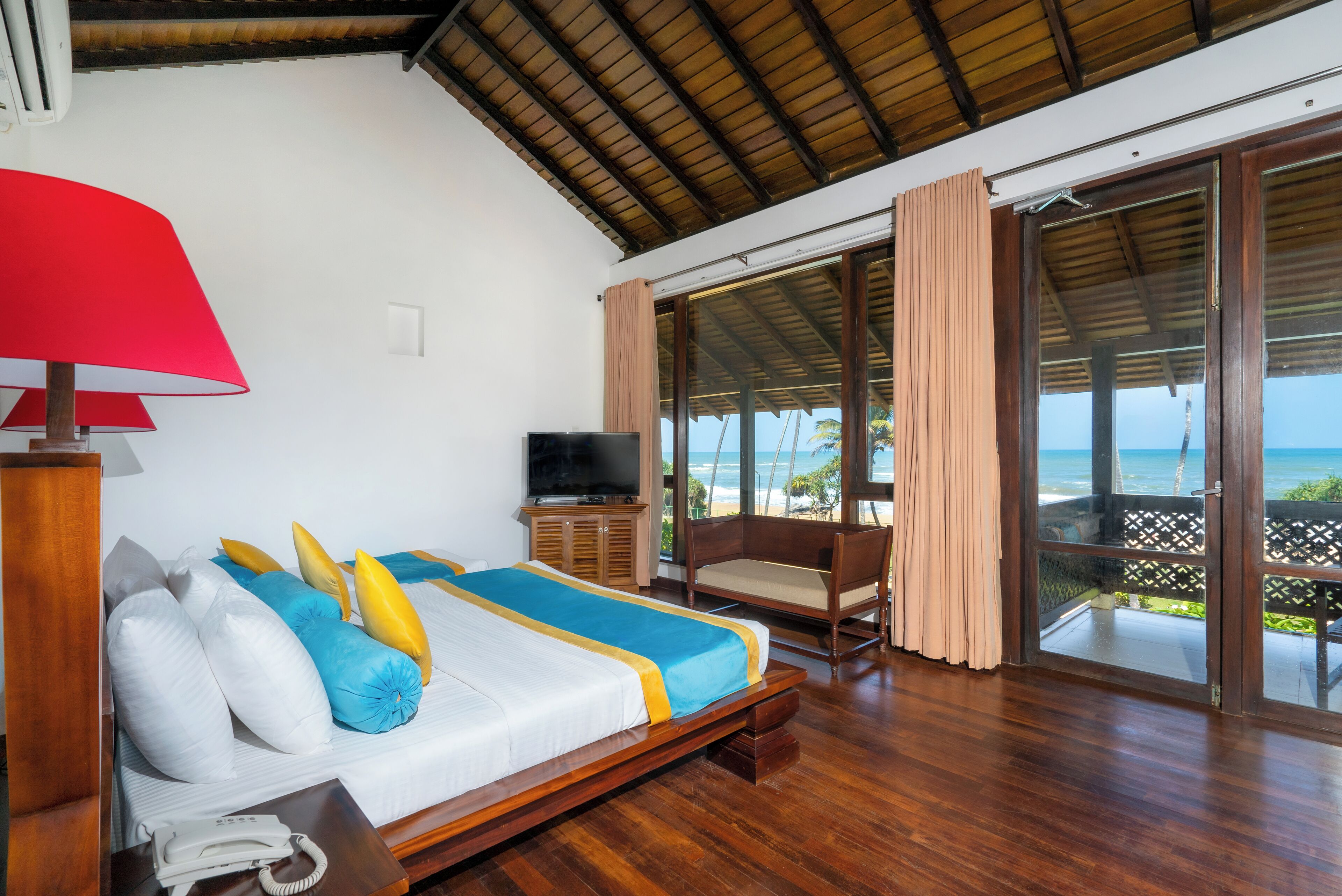 Executive Suite | 1 bedroom, premium bedding, minibar, in-room safe