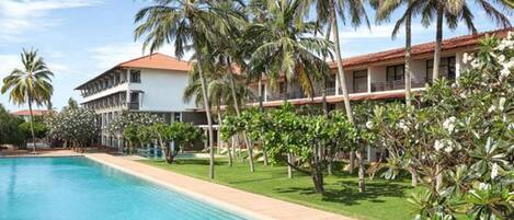Una piscina al aire libre