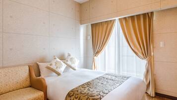 Desk, blackout curtains, free WiFi, bed sheets