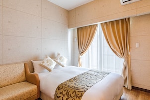 Quarto casal básico | Escrivaninha, cortinas blackout, Wi-Fi de cortesia, roupa de cama