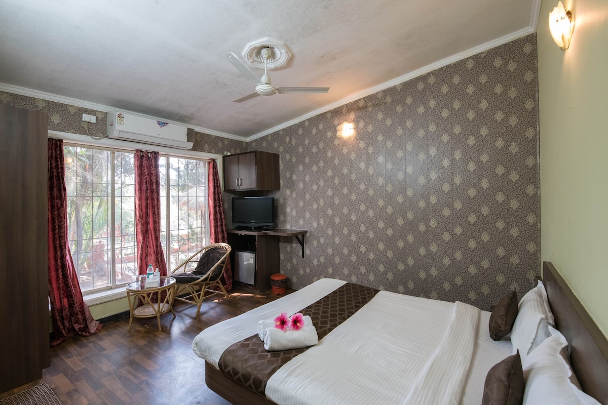 Minibar, desk, rollaway beds, free WiFi
