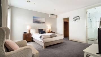 3 Bedroom House | 3 bedrooms, blackout drapes, iron/ironing board, free cribs/infant beds