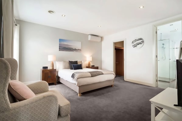 3 Bedroom House | 3 bedrooms, blackout drapes, iron/ironing board, free cribs/infant beds