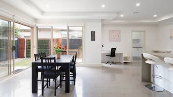 3 Bedroom House | In-room dining