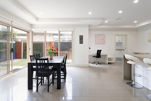 3 Bedroom House | In-room dining - BOUTIQUE STAYS - Mentone Abode (Mentone)