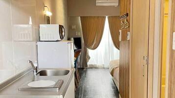 Escritorio, wifi gratis y ropa de cama