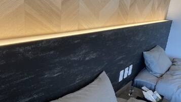 Escritorio, wifi gratis y ropa de cama