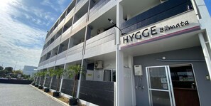 A building with a sign reading "HYGGE Blimata." - HYGGE Biimata (Nago)