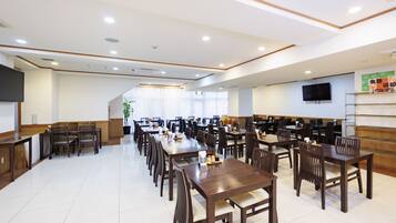 Daily buffet breakfast (JPY 1000 per person)