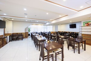 Desayuno buffet diario (JPY 1000 por persona)