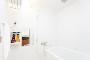 Habitación doble | Baño | Amenidades de baño gratuitas, secadora de cabello, pantuflas 