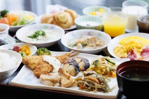 Una variedad de platos que incluyen arroz, frituras y verduras en una bandeja.