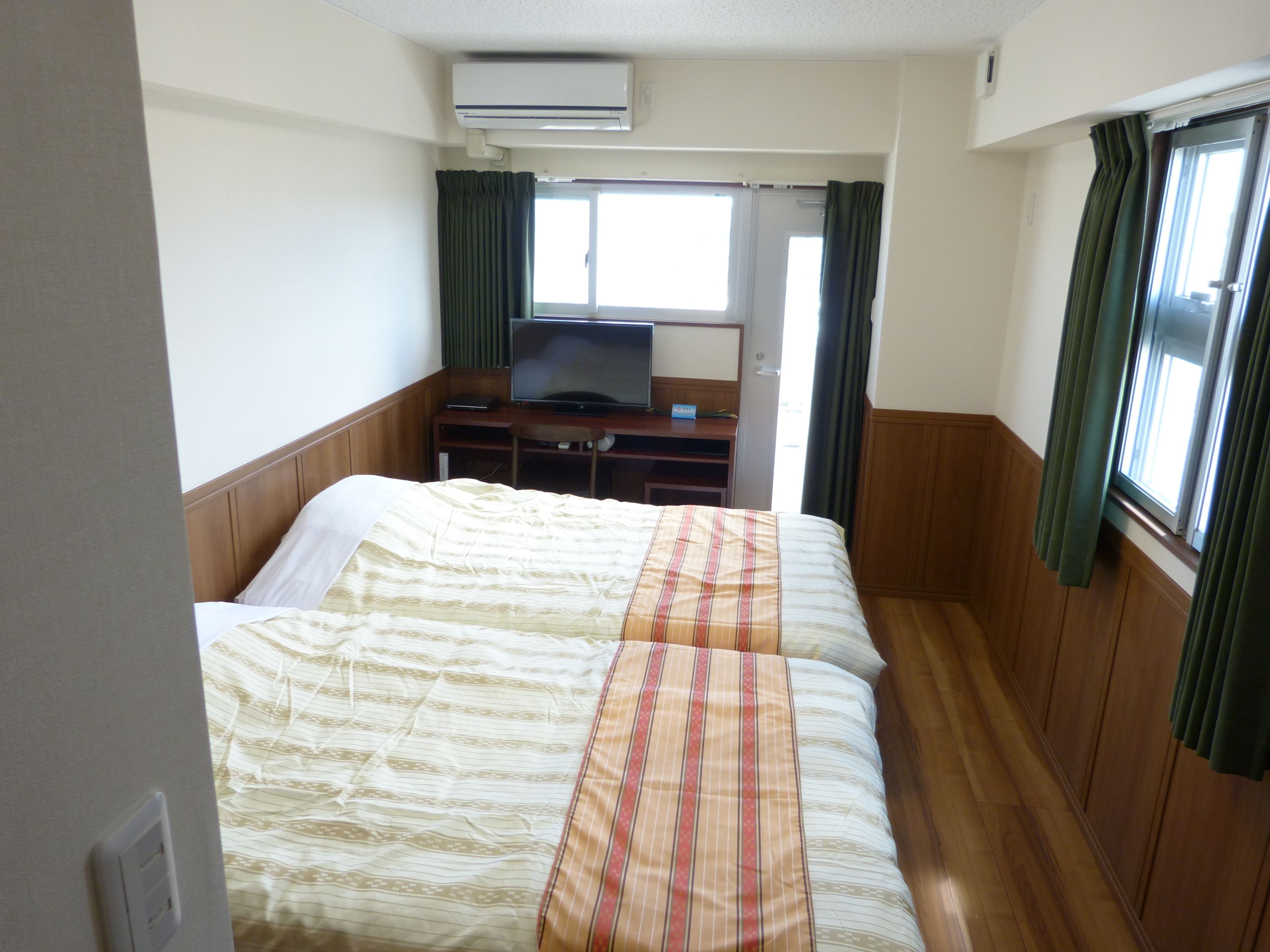 corner twin room | desk, free wifi