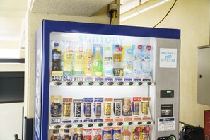Een automaat met verschillende drankjes en snacks.