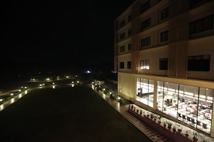 Fachada de la propiedad por la tarde o noche