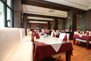 2 restaurants, spécialités Cuisine internationale