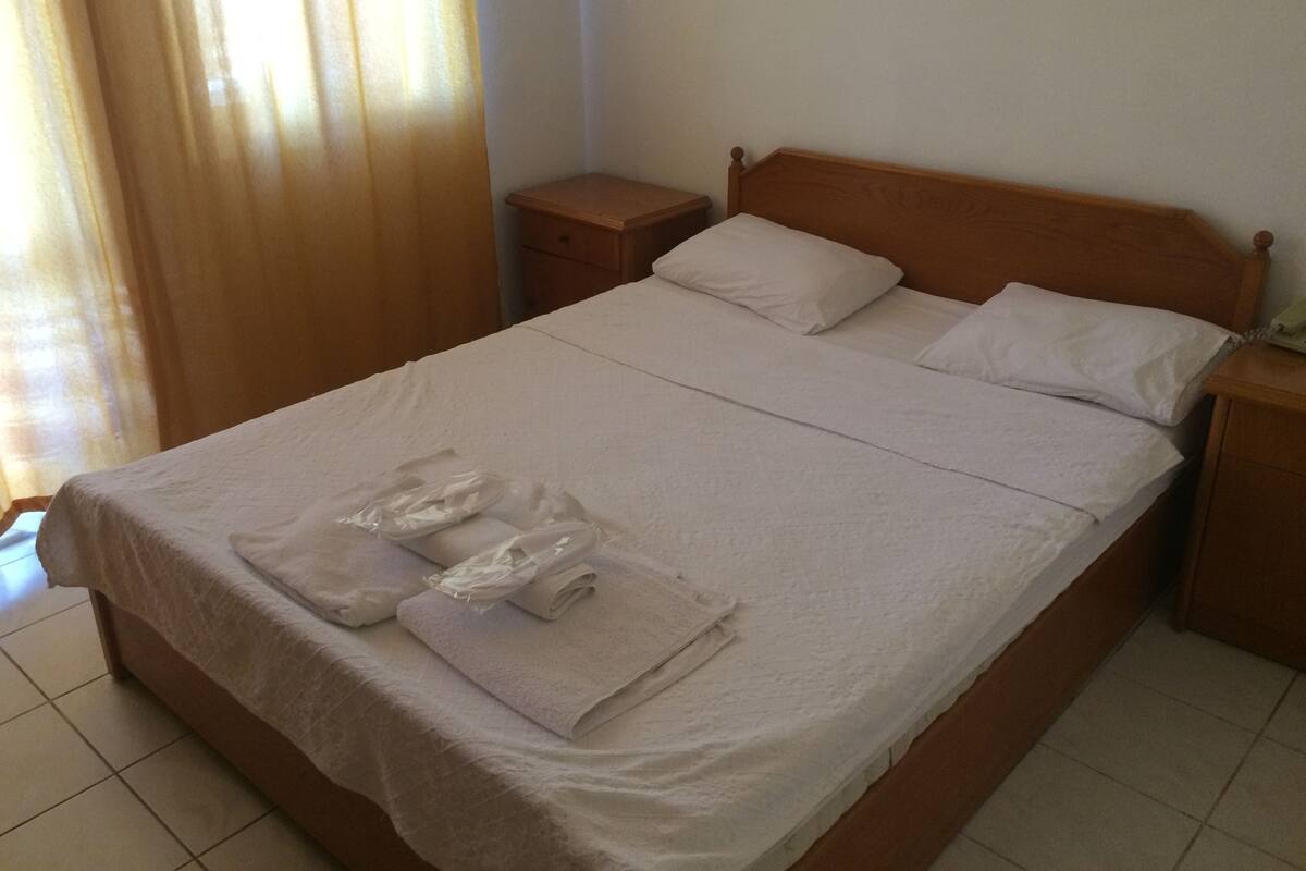 Standard Double Room | In-room safe, desk, iron/ironing board (on request), WiFi (free)