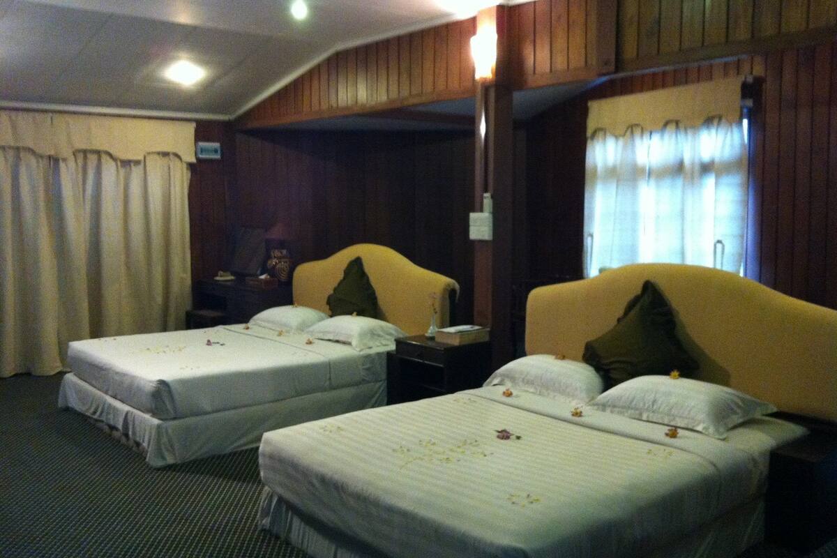 Minibar, desk, free WiFi