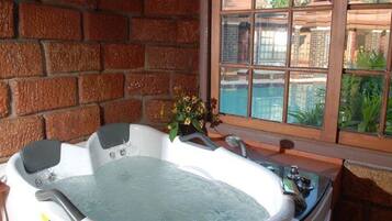 Chambre Deluxe, vue piscine | Salle de bain