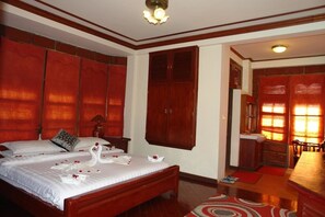 Minibar, escritorio y wifi gratis 