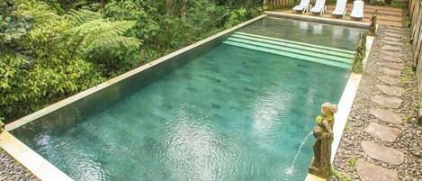 Kolam renang outdoor, dengan kursi berjemur