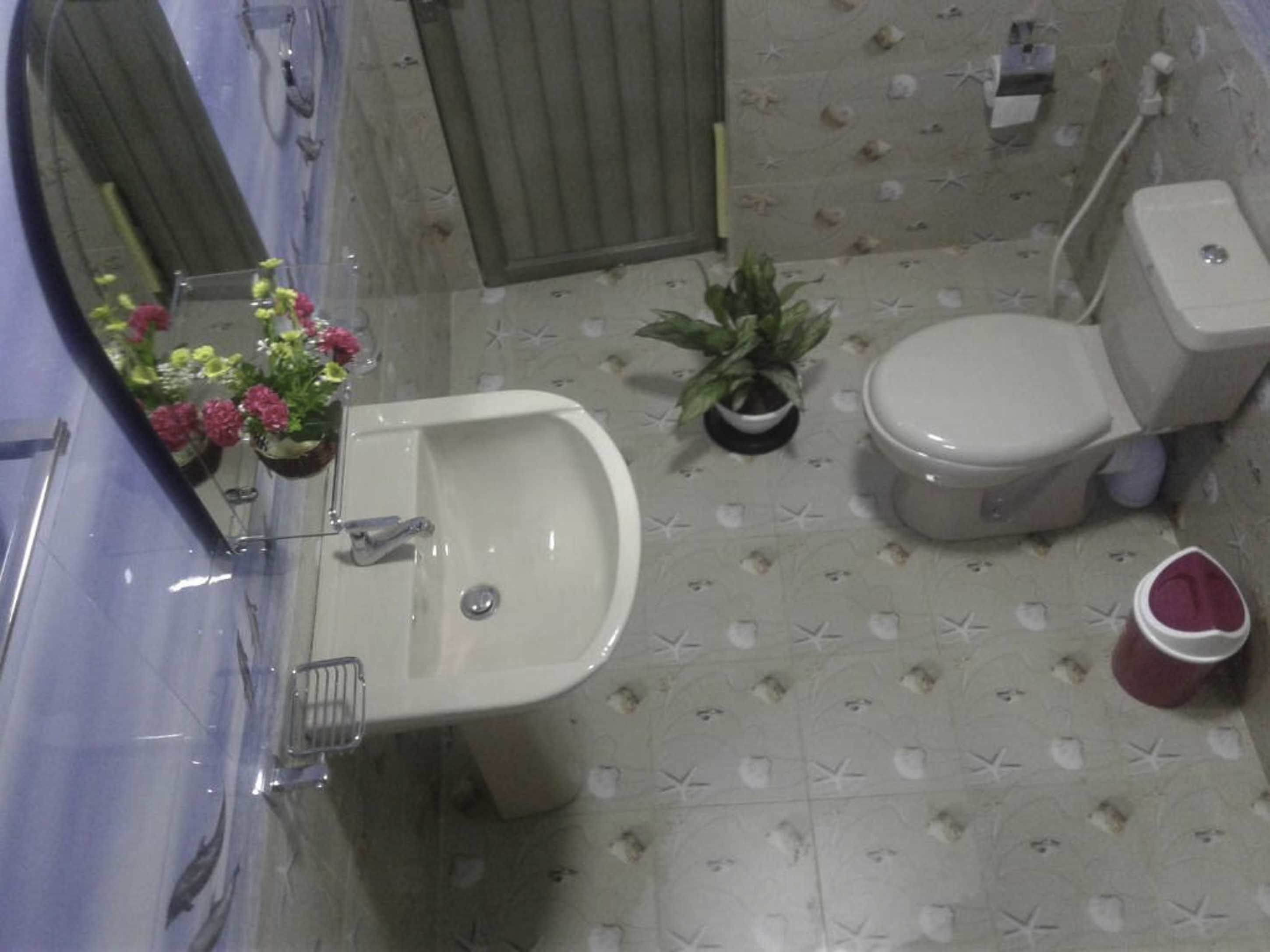 Deluxe Double Room | Bathroom | Shower, free toiletries