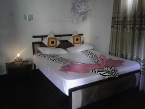 Quarto casal luxo | Escrivaninha, ferros/tábuas de passar roupa, Wi-Fi de cortesia